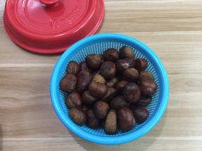 栗子洗净用厨房纸巾擦拭干水分