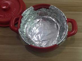 用第一张锡纸铺垫在砂锅上