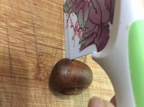 用刀的尾部在栗子的头部打十字
用剪刀剪也是可以的