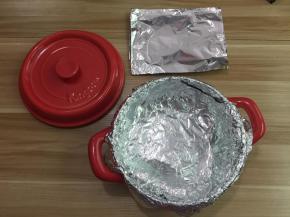 再用第二张把砂锅有空出来的位置再次包上第三张折成方形