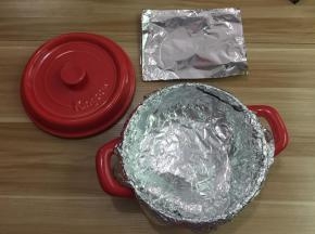 再用第二张把砂锅有空出来的位置再次包上第三张折成方形