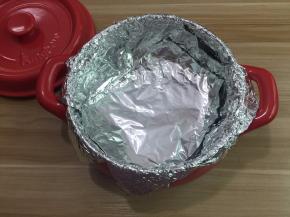 折好方形的锡纸铺垫在锅中间