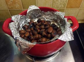 烤好的栗子壳是酥脆的一掰就开