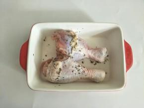 鸡腿洗净，抹适量盐和罗勒碎腌制入味