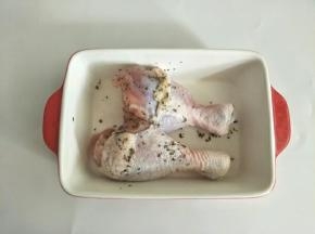 鸡腿洗净，抹适量盐和罗勒碎腌制入味