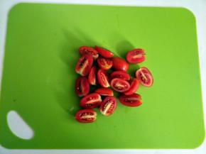 小番茄对半切开