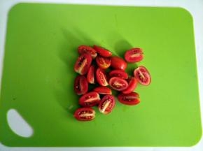 小番茄对半切开