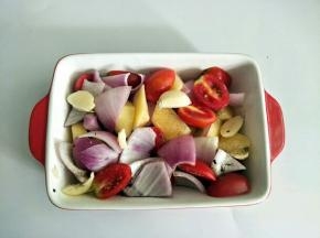 将蔬果放在烤盘里，加入橄榄油和黑胡椒、少许盐拌匀