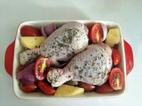 摆上蒜瓣和腌制好的鸡腿