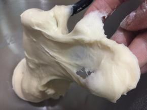 检查一下面团状态，这个时候可以加入植物油