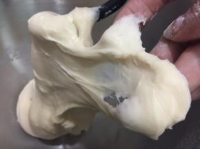 检查一下面团状态，这个时候可以加入植物油