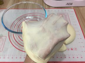 揉至完成扩展，可拉出薄而有韧性的手套膜