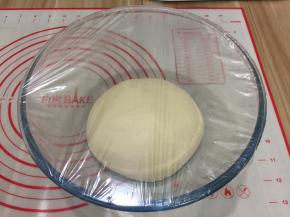 揉圆放在料理碗中包上保鲜膜发酵