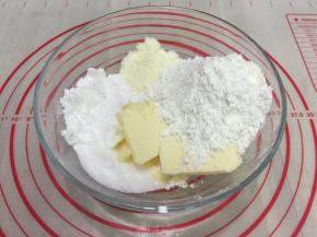 制作酥粒，把所有材料备在料理碗中