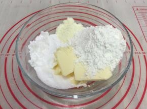 制作酥粒，把所有材料备在料理碗中