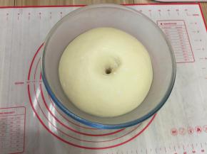 发酵好的面团，用手粘点面粉戳一个洞不回缩就是发酵好了