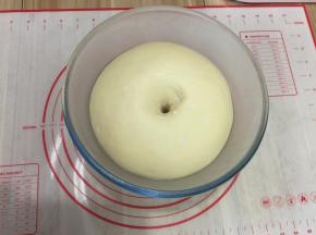 发酵好的面团，用手粘点面粉戳一个洞不回缩就是发酵好了