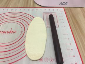 擀成椭圆形翻面