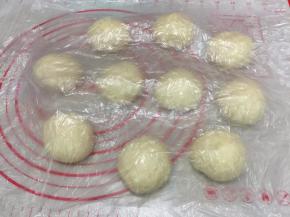 分割成1个66g滚圆盖上保鲜膜松弛