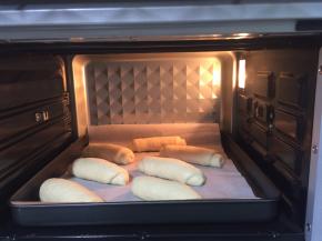 放进烤箱调至发酵区，发至1.5倍大