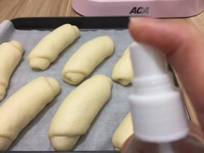 发酵好拿出，用喷壶喷少许水
此时可先预热烤箱上下火160度10分钟