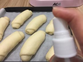 发酵好拿出，用喷壶喷少许水
此时可先预热烤箱上下火160度10分钟