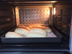 送进预热好的烤箱上下火160度22分钟