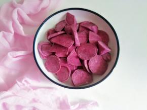 紫薯去皮切片，这样方便蒸熟