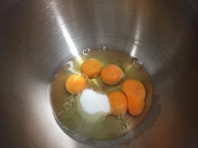 鸡蛋和细砂糖倒入搅拌桶内