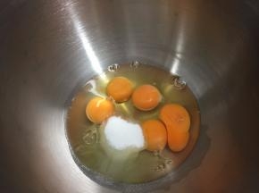 鸡蛋和细砂糖倒入搅拌桶内