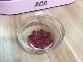 蔓越莓干用凉白开水泡软