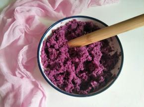 蒸熟取出趁热加入白糖捣成泥，如果紫薯较干加入少许牛奶拌匀