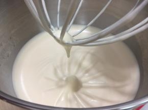 全蛋打发至打蛋头抽起纹路不消失，打发的过程