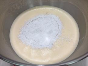 筛入低粉
这时先预热烤箱上下火165度10分钟