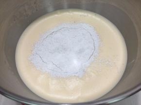 筛入低粉
这时先预热烤箱上下火165度10分钟