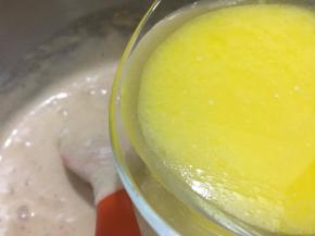 再把黄油和牛奶从刮刀处倒入
一样从2点的方向划至8点的位置
如此操作拌至看完全混合