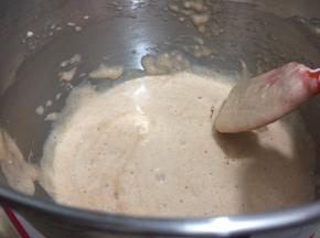 手法要轻，从2点的方向划至8点的位置
如此操作拌至看不见干粉