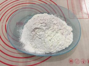 把所有粉类的过筛两遍备用