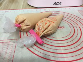 把面糊倒入裱花袋