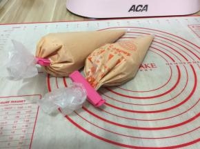 把面糊倒入裱花袋