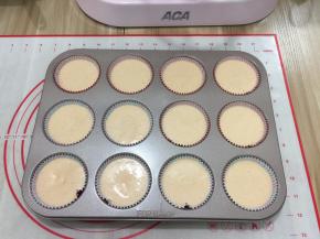 把面糊挤在纸杯上，8分满即可