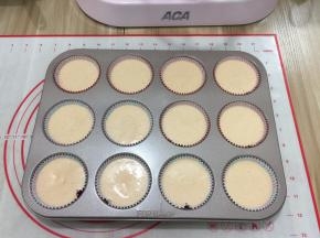 把面糊挤在纸杯上，8分满即可