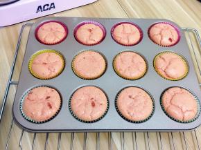 出炉震一下，移至烤网上晾凉即可