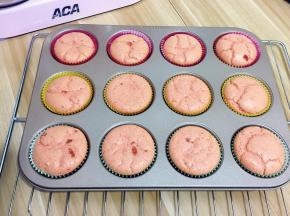 出炉震一下，移至烤网上晾凉即可