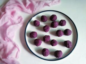 加入几勺糯米粉增加紫薯的粘性，搓成丸子状