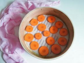 胡萝卜切片垫在蒸笼里