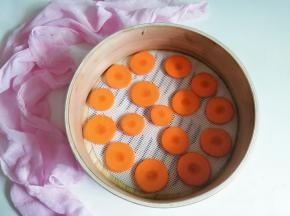 胡萝卜切片垫在蒸笼里