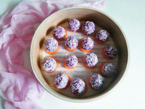 紫薯丸子粘一圈糯米摆放胡萝卜上