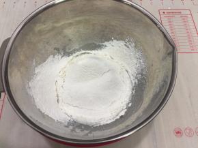 加入过筛好面粉混合至看不见干粉