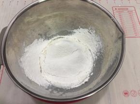 加入过筛好面粉混合至看不见干粉